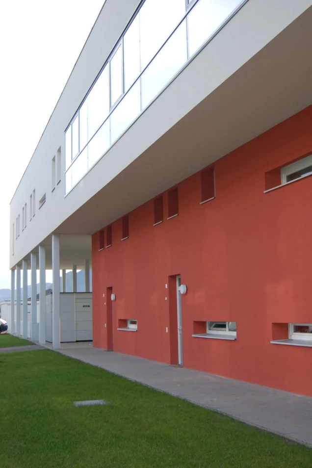 Wohnhaus mit farbiger Fassade
