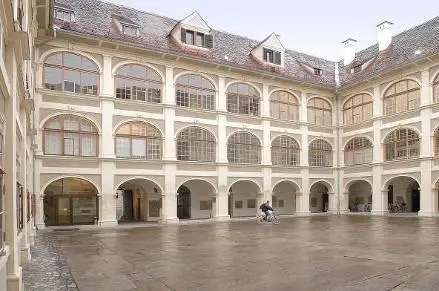 Arkadenhof des Joanneumsviertels