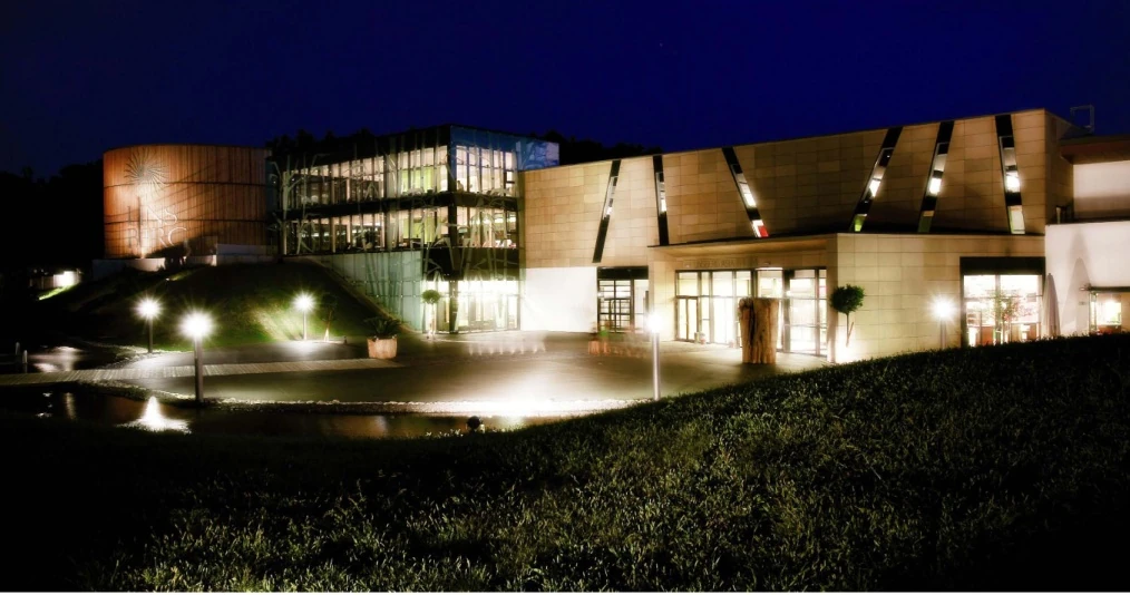 Therme bei Nacht