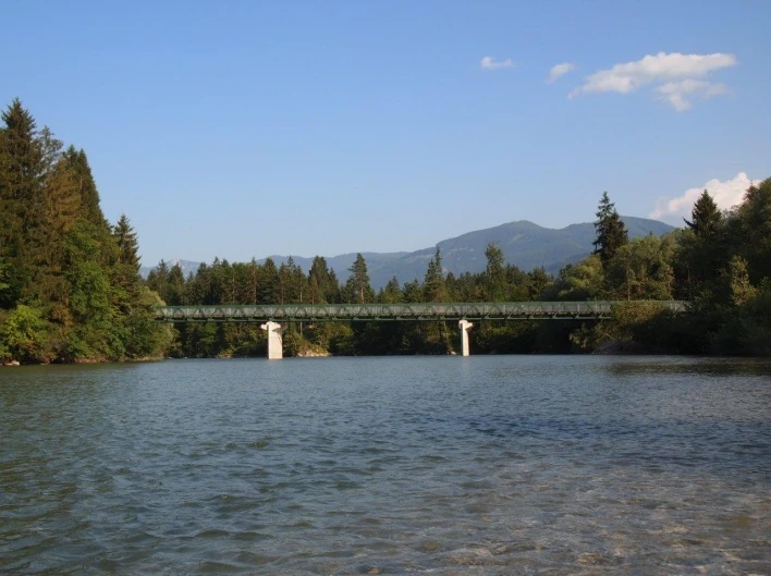 Brücke in der Flusslandschaft