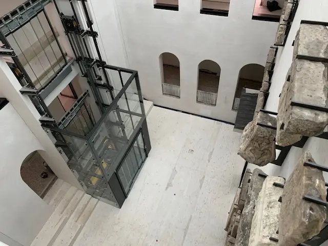 Blick ins Atrium mit neuem Lift
