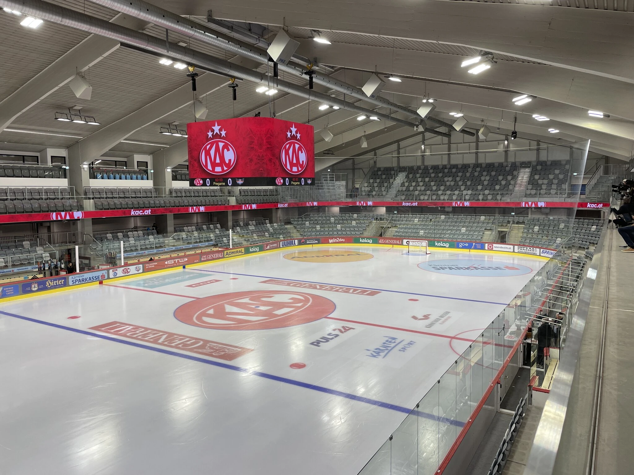 Eisfläche der sanierten Stadthalle bei einem Spiel