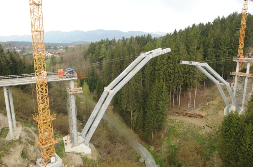 Wildbrücke im Bau