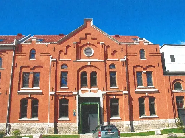 Saniertes Hauptgebäude mit Ziegelfassade